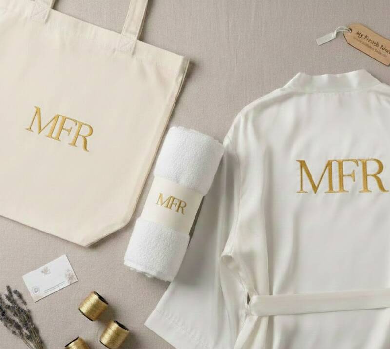 Assortiment de linge de maison personnalisé My French Room : tote bag, serviette et peignoir avec broderie monogramme dorée.