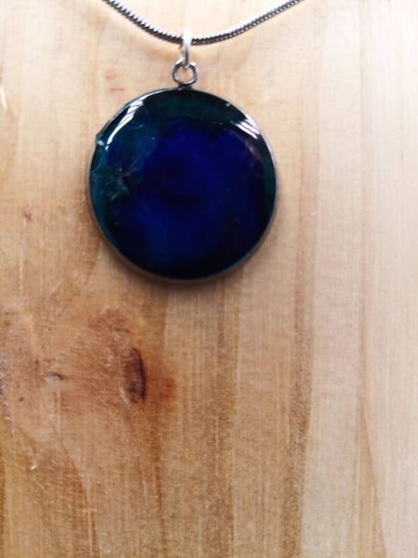 Pendentif argenté irisé