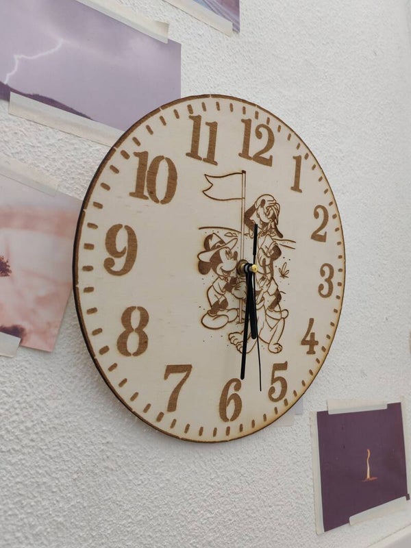 Orologio da parete fatto in legno