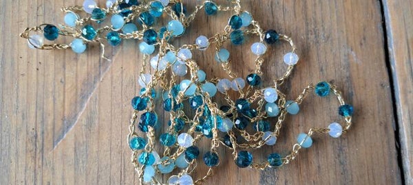 Ketting goud/Blauw. Gehaakt met gouddraad. 80 cm.