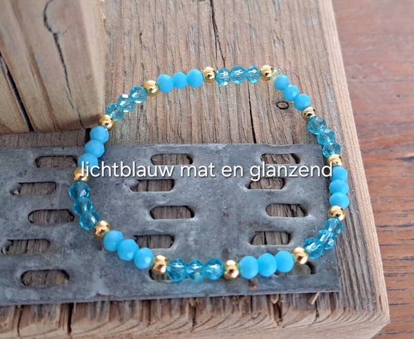 Armband lichtblauw mat en glanzend.