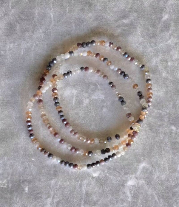 Armbanden in natureltinten. Elastisch.