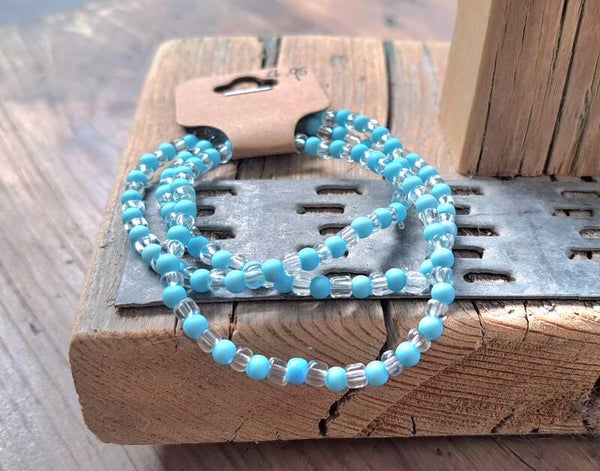 Armbanden. 3x Matblauw met glaskraaltjes. Elastisch.