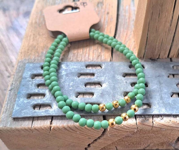 Armbanden saliegroen met goud. Elastisch.