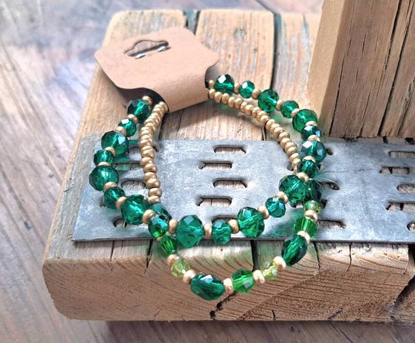 Armbanden smaragd groen met goud. Elastisch.