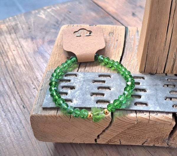 Armband groen met vlinder. Elastisch.