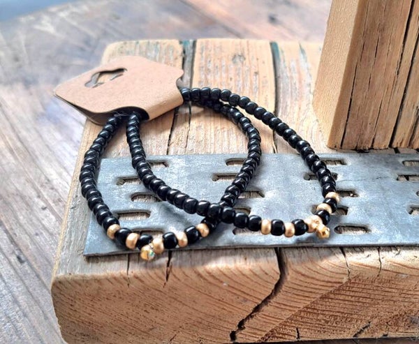 Armbanden zwart met steentjes. Elastisch.