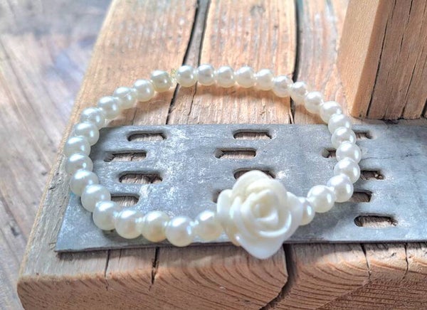 Armband parel en roos wit. Elastisch.