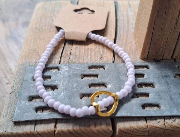 Armband licht roze met hartje goud. Elastisch.