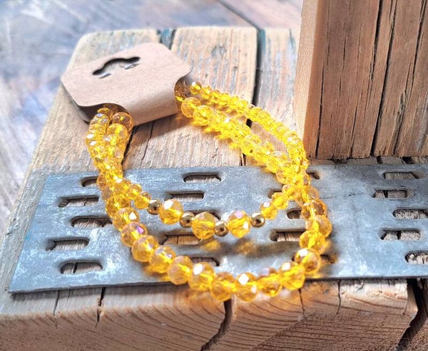Armbanden licht oranje. Elastisch.