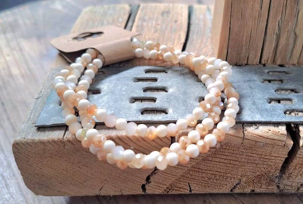 Armbanden mat creme/glanzend. Elastisch.