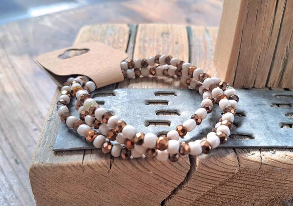 Armbanden beige/bruin metalic. Elastisch.