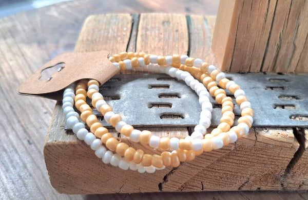 Armbanden peach/wit. Elastisch.
