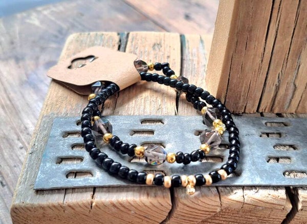 Armbanden zwart smokey grey. Elastisch.