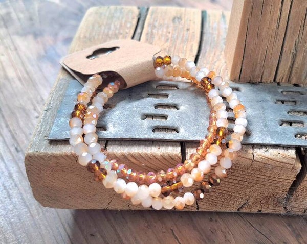 Armbanden creme/bruin. elastisch.