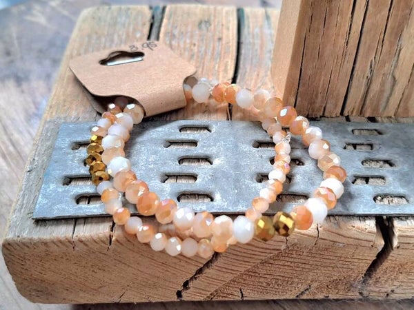 Armbanden creme/peach. Elastisch.