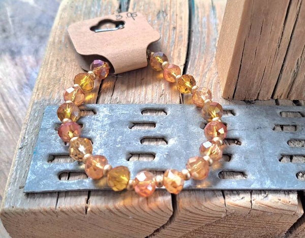 Armband  donker peach. Elastisch.