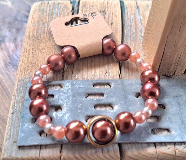 Armband parel cognac. Elastisch.
