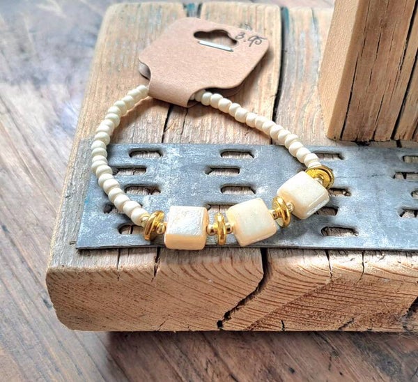 Armband creme met goud en blokjes. Elastisch.
