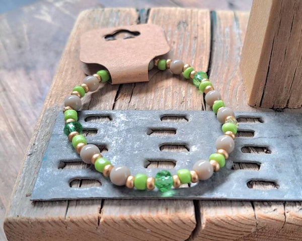 Armband groen/taupe. Elastisch.