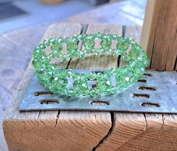 Armband lichtgroen. Elastisch.