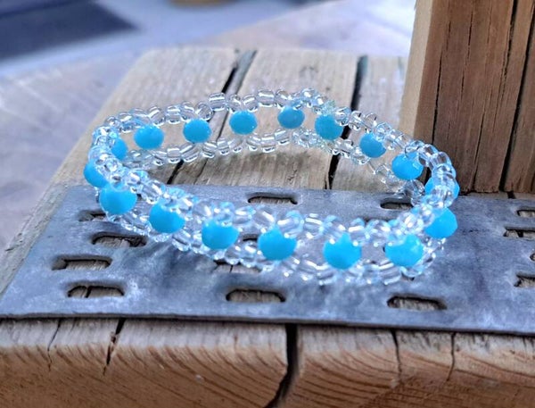 Armband lichtblauw. Elastisch.
