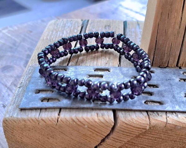 Armband donkerpaars. Elastisch.