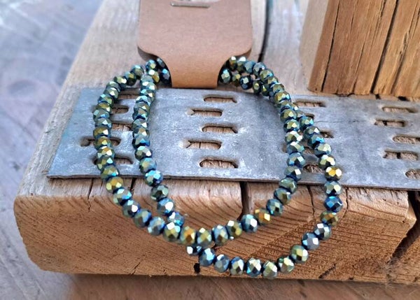Armbanden groen metalic. Elastisch.
