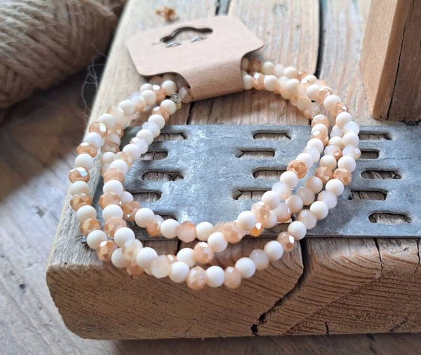 Armbanden natureltinten. Elastisch.