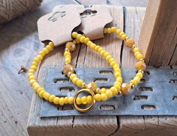Armbanden geel. Elastisch.