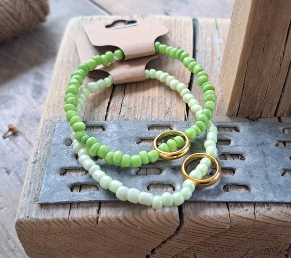 Armbanden groen met goudkleurige ring. Elastisch.