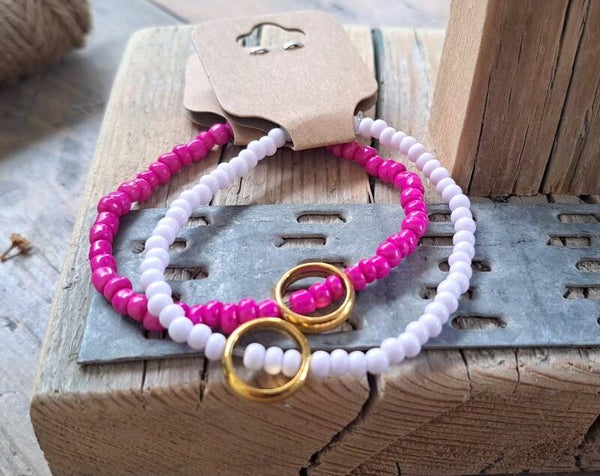 Armbanden rozetinten met gouden ring. Elastisch.