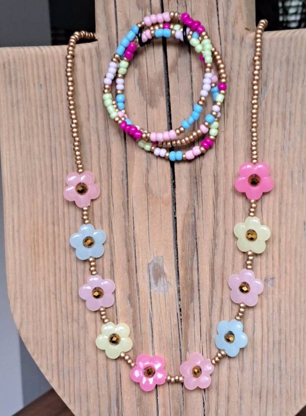 Ketting bloemen en rocailles.50 cm.