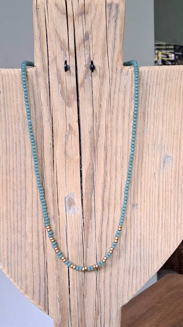 Ketting jade groen rocailles met goud. 50 cm.