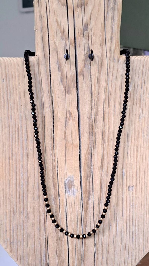 Ketting zwart facetkralen met goud. 50 cm.