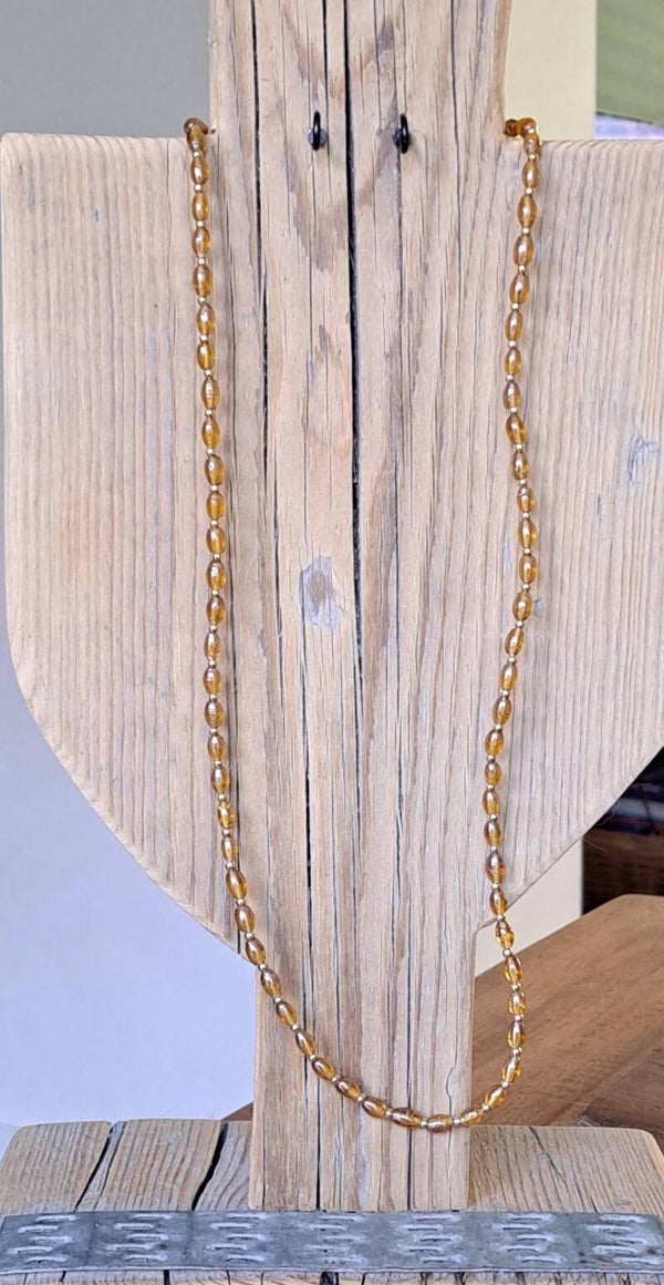 Ketting okergeel glaskralen. 70 cm.