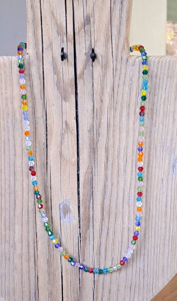 Ketting multicolor. Facet glaskralen. 50 cm.
