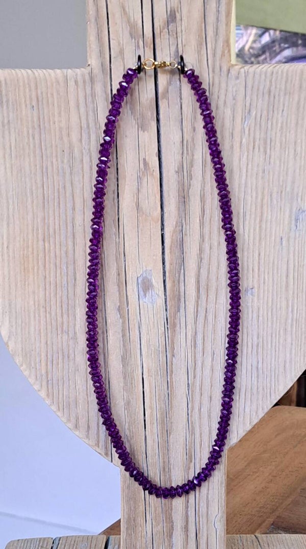 Ketting donkerpaars. Platte kralen. 50 cm.