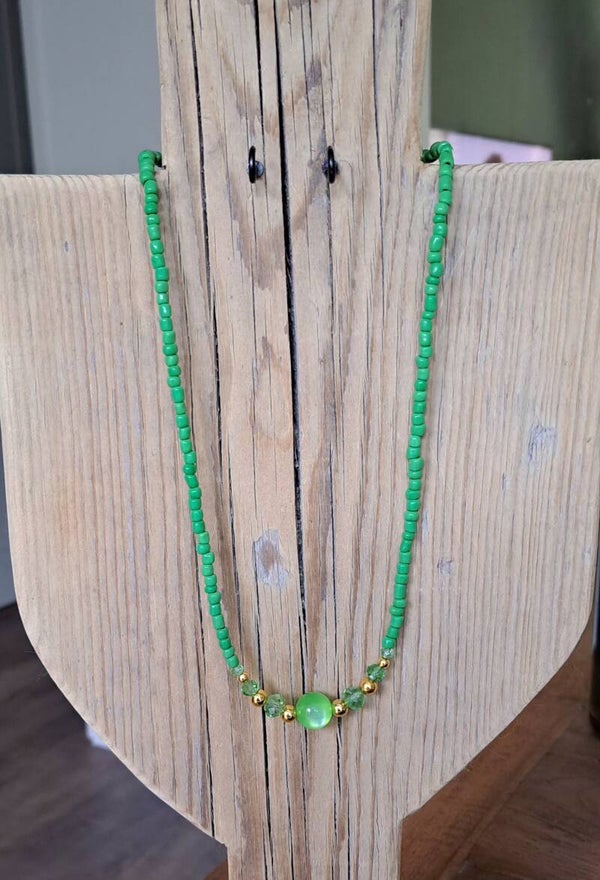 Ketting hardgroen met rocailles en glaskralen. 50 cm.