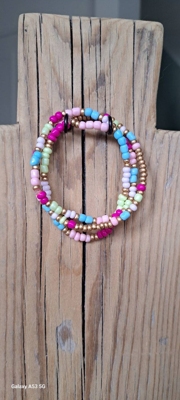 Armbanden multicolor set van 3. Elastisch.