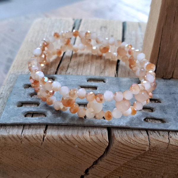 Armband peach/creme. Elastisch.