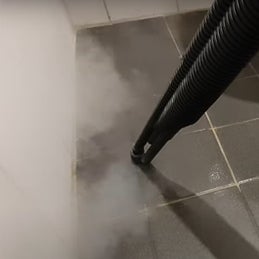 Stoomapparaat in actie tijdens dieptereiniging van woning of bedrijf in omgeving Boxmeer