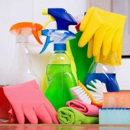Schoonmaakmaterialen zoals sprayflacons, doekjes en sponsen klaar voor een grote schoonmaak in Land van Cuijk