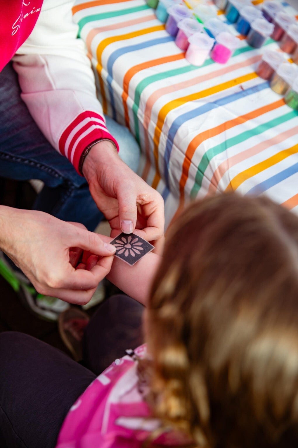 glittertattoos, glitter, grime, kinderanimatie, kinderfeest, grimeren in Pelt en Noord-Limburg door Laura's Schminkpret