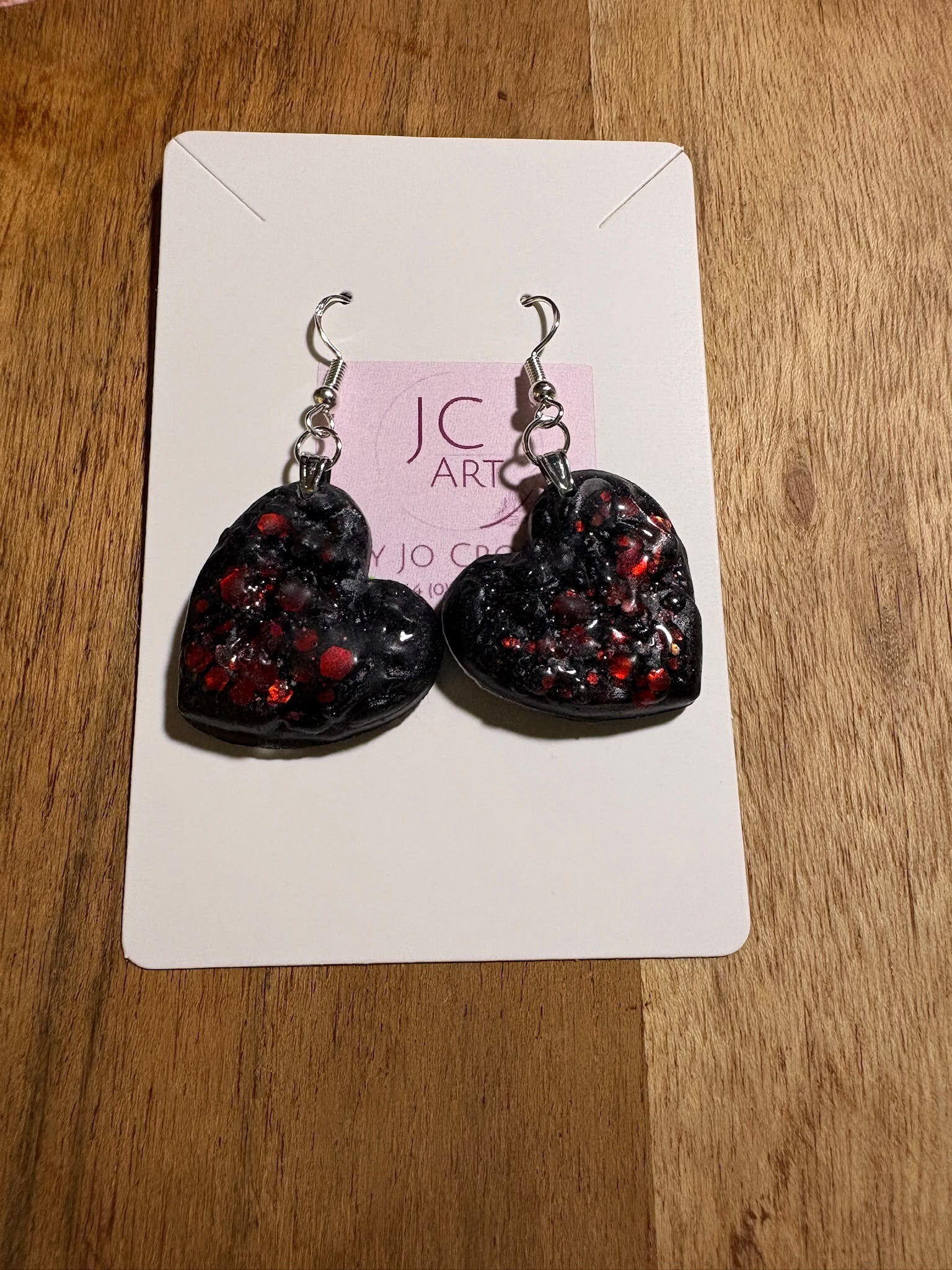 Textured heart earrings - black with red glitter