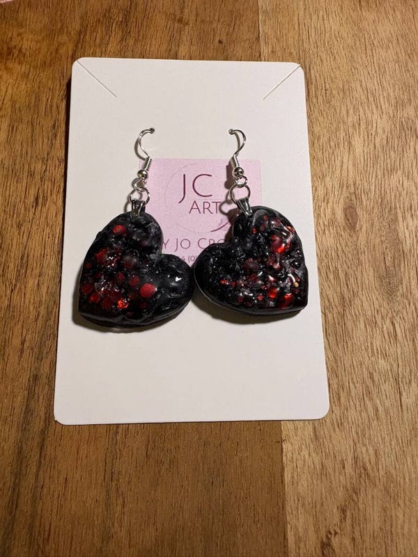 Textured heart earrings - black with red glitter