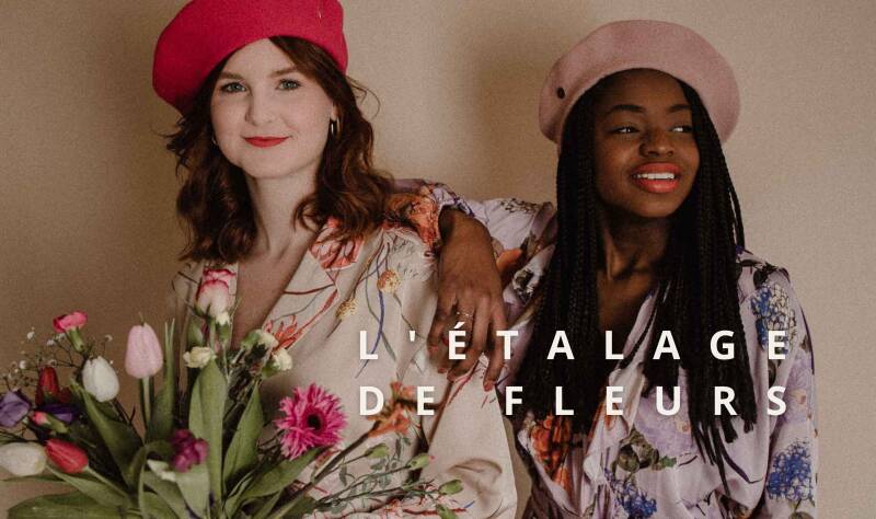 meisjes met roze baret en bloemen