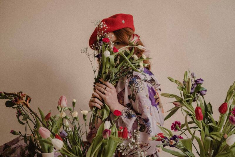 meisje met rode baret en bloemen