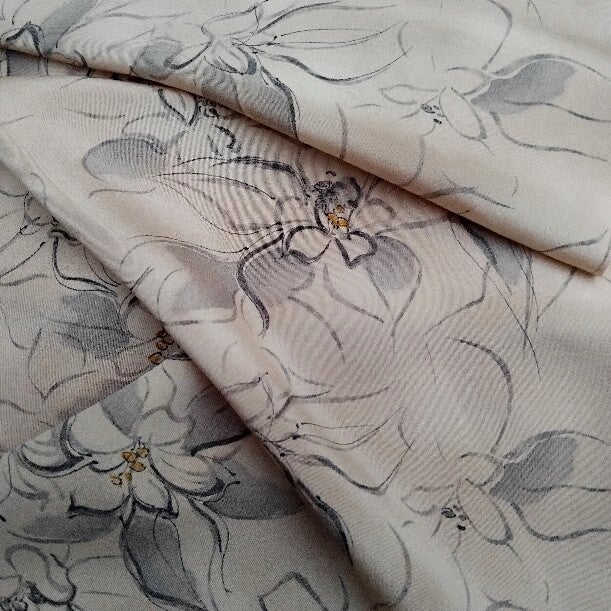 Beige kimonozijde met prachtige tekening 150x36cm