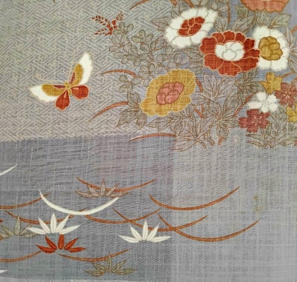 Antieke kimonozijde grijsblauw 'bloesem en vlinders' 40cm-45x37cm